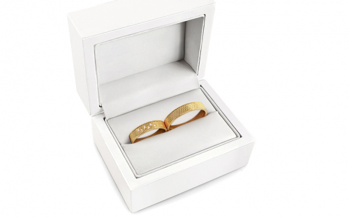 Egyedi esküvői arany gyűrű strasszokkal, szélessége 4,5 mm - STOB338 - dobozban