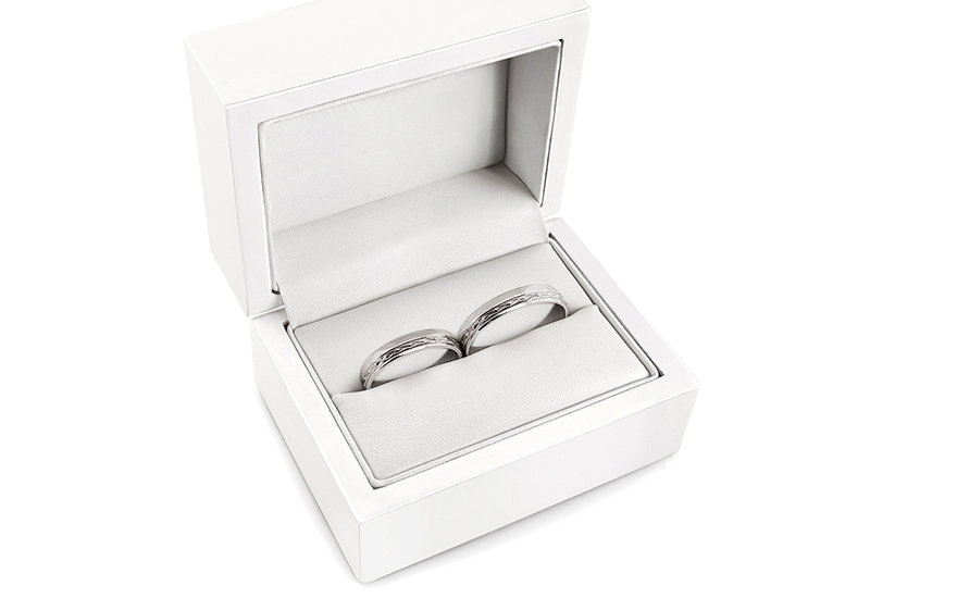 Fehér arany jegygyűrű gravírozással, szélessége 4 mm - IZOB80A - dobozban Fehér arany jegygyűrű gravírozással, szélessége 4 mm - IZOB80A - dobozban