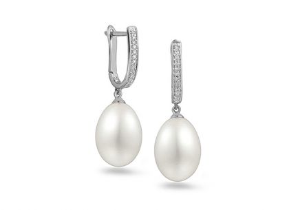 Gyöngy lógó fülbevaló gyémántokkal 0.080 ct