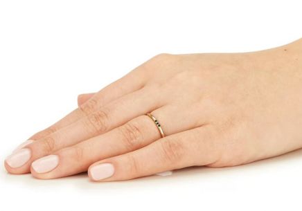 Kéttónusú minimalista arany gyűrű fekete cirkóniákkal
