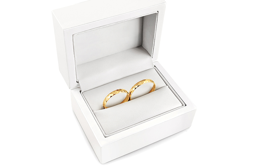 Modern arany esküvői gyűrűk mintagravírozással, szélessége 3 mm - SKOS006 - dobozban Modern arany esküvői gyűrűk mintagravírozással, szélessége 3 mm - SKOS006 - dobozban